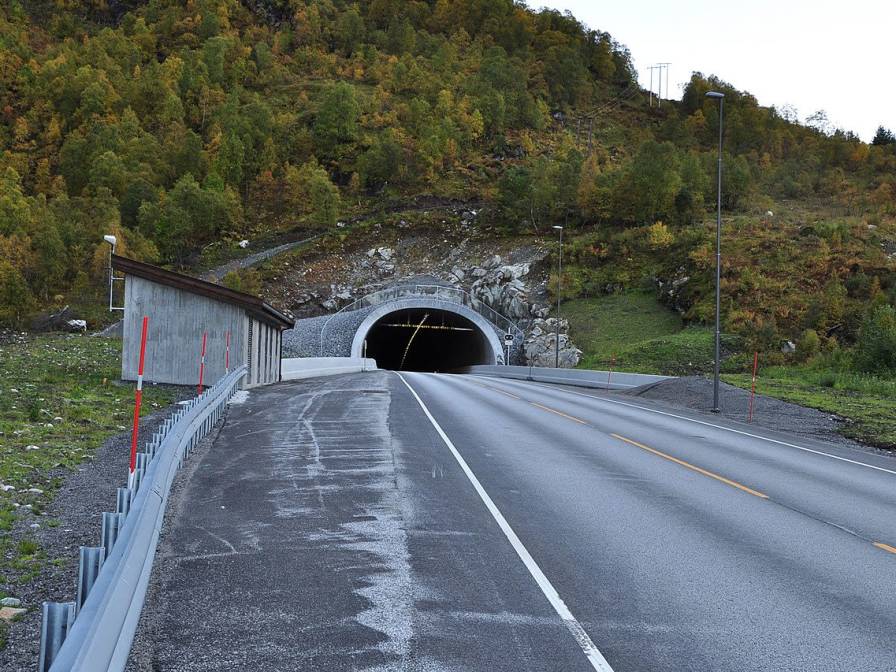 1280px-Innslaget_til_Ljøtunnelen_fra_Strandadalen